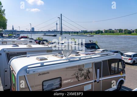 Parcheggio camper sulle rive del Reno, skyline di Duesseldorf sul Reno, torre del Reno, ponte Oberkassler, parcheggio camper sul Foto Stock