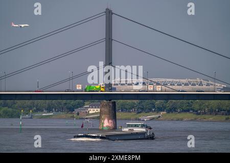 Il Reno vicino a Duesseldorf, la nave cargo, il ponte Theodor-Heuss, sullo sfondo la Merkur Spiel Arena, aereo in avvicinamento all'aeroporto di Duesseldorf Foto Stock