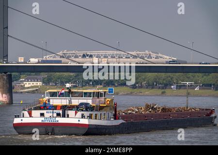 Il Reno vicino a Duesseldorf, la nave cargo, il ponte Theodor-Heuss, sullo sfondo la Merkur Spiel Arena, lo stadio di calcio, la Renania settentrionale-Vestfalia Foto Stock