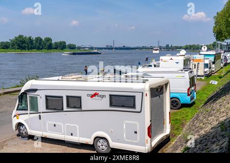 Parcheggio camper sulle rive del Reno, Duesseldorf am Rhein, parcheggio camper sulle rive del Reno, Rheinterrasse Foto Stock