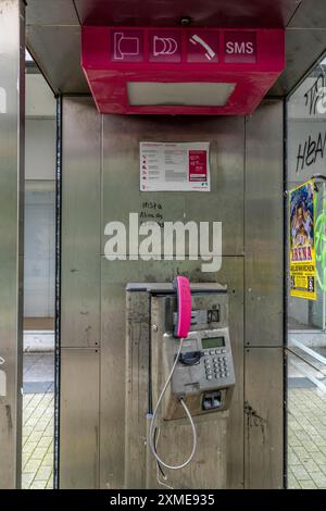 Vandalismo, scatola telefonica pubblica distrutta, Telekom a Gelsenkirchen, Renania settentrionale-Vestfalia, Germania Foto Stock