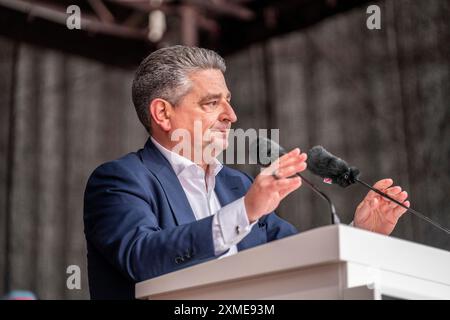 Dimostrazione di migliaia di lavoratori siderurgici davanti alla sede centrale della ThyssenKrupp di Essen, contro massicci tagli di posti di lavoro, dopo la partecipazione Foto Stock