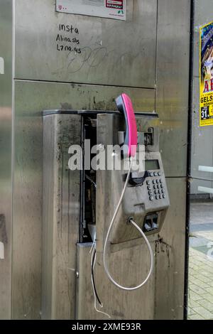 Vandalismo, scatola telefonica pubblica distrutta, Telekom a Gelsenkirchen, Renania settentrionale-Vestfalia, Germania Foto Stock