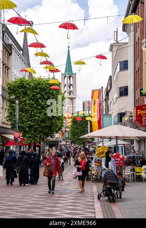 Il centro città di Gelsenkirchen, Bahnhofstrasse, zona pedonale, via dello shopping, negozi, torre della Chiesa protestante della città vecchia, nord Foto Stock