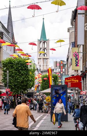 Il centro città di Gelsenkirchen, Bahnhofstrasse, zona pedonale, via dello shopping, negozi, torre della Chiesa protestante della città vecchia, nord Foto Stock