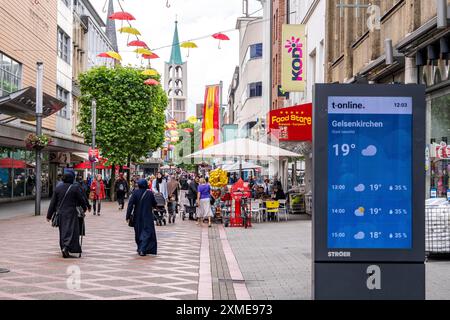 Il centro città di Gelsenkirchen, Bahnhofstrasse, zona pedonale, via dello shopping, negozi, torre della Chiesa protestante della città vecchia, nord Foto Stock