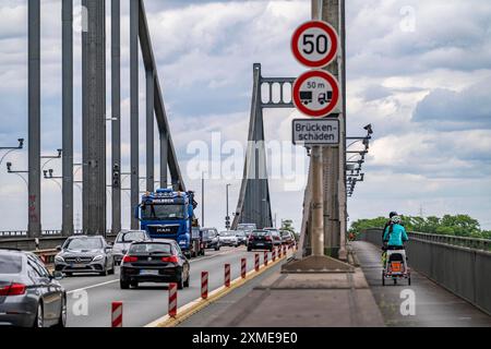 Il ponte Krefeld-Uerdingen sul Reno, tra Krefeld e Duisburg, mostra il ponte della cintura di rein dal 1936, lungo 858 metri, strada federale B228 Foto Stock