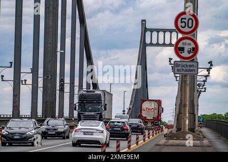 Il ponte Krefeld-Uerdingen sul Reno, tra Krefeld e Duisburg, mostra il ponte della cintura di rein dal 1936, lungo 858 metri, strada federale B228 Foto Stock
