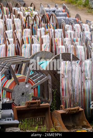 Fusti per cavi con canaline per cavi in fibra ottica, in un deposito di stoccaggio, Renania settentrionale-Vestfalia, Germania Foto Stock