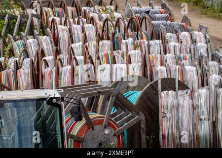 Fusti per cavi con canaline per cavi in fibra ottica, in un deposito di stoccaggio, Renania settentrionale-Vestfalia, Germania Foto Stock