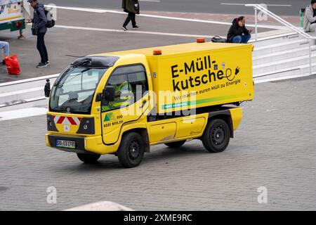 Piccolo autocarro elettrico di Ensorgunsbetriebe Dortmund, EDG, per lo smaltimento mobile dei rifiuti nel centro della città, svuotando i contenitori dei rifiuti, a nord Foto Stock