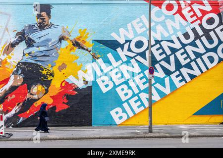 Murale di grande formato che accoglie i tifosi di calcio a EURO 2024 presso la stazione centrale di Dortmund, Renania settentrionale-Vestfalia, Germania Foto Stock