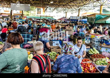 Odesa, Ucraina, 27 luglio 2024 il mercato di Pryvoz è il più grande mercato alimentare di Odesa e uno dei più grandi mercati al mondo. La gente fa shopping in fretta Foto Stock