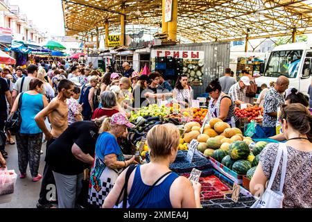 Odesa, Ucraina, 27 luglio 2024 il mercato di Pryvoz è il più grande mercato alimentare di Odesa e uno dei più grandi mercati al mondo. La gente fa shopping in fretta Foto Stock