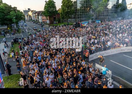 Demo contro la conferenza del partito AFD nella Grugahalle di Essen, oltre 5000 partecipanti sono venuti a Essen per un rave demo, Bass gegen Hass, che ha portato a Foto Stock