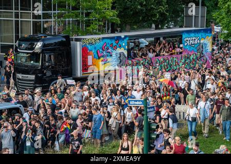 Demo contro la conferenza del partito AFD nella Grugahalle di Essen, oltre 5000 partecipanti sono venuti a Essen per un rave demo, Bass gegen Hass, che ha portato a Foto Stock