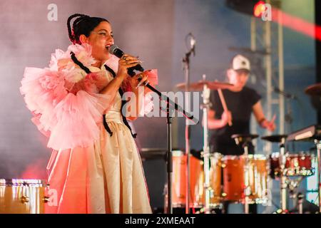 Malmesbury, Regno Unito. 27 luglio 2024. Emel si esibisce al d&b Soundscape durante Womad - World of Music, Arts and Dance 2024. Emel Mathlouthi, noto anche come Emel, è un cantautore, musicista, arrangiatore e produttore tunisino-americano. Foto di Julie Edwards./Alamy Live News Foto Stock