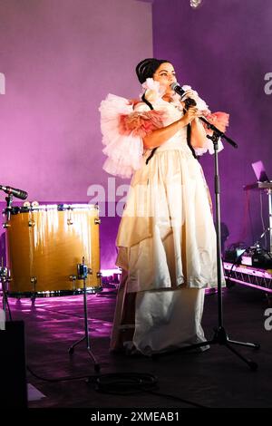 Malmesbury, Regno Unito. 27 luglio 2024. Emel si esibisce al d&b Soundscape durante Womad - World of Music, Arts and Dance 2024. Emel Mathlouthi, noto anche come Emel, è un cantautore, musicista, arrangiatore e produttore tunisino-americano. Foto di Julie Edwards./Alamy Live News Foto Stock