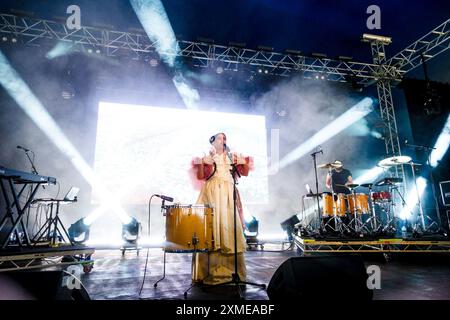 Malmesbury, Regno Unito. 27 luglio 2024. Emel si esibisce al d&b Soundscape durante Womad - World of Music, Arts and Dance 2024. Emel Mathlouthi, noto anche come Emel, è un cantautore, musicista, arrangiatore e produttore tunisino-americano. Foto di Julie Edwards./Alamy Live News Foto Stock