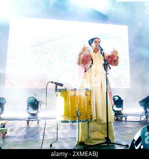 Malmesbury, Regno Unito. 27 luglio 2024. Emel si esibisce al d&b Soundscape durante Womad - World of Music, Arts and Dance 2024. Emel Mathlouthi, noto anche come Emel, è un cantautore, musicista, arrangiatore e produttore tunisino-americano. Foto di Julie Edwards./Alamy Live News Foto Stock