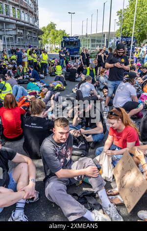 Dimostrazione contro la conferenza del partito AFD ad Essen, diverse decine di migliaia di manifestanti hanno marciato dalla stazione ferroviaria principale alla Foto Stock