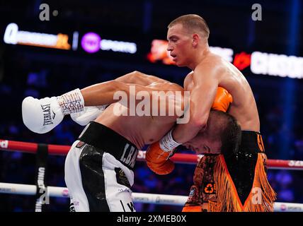 Dennis McCann (a destra) in azione contro Ionut Baluta all'O2 di Londra. Data foto: Sabato 27 luglio 2024. Foto Stock