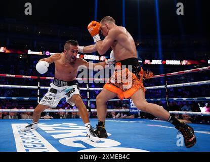 Dennis McCann (a destra) in azione contro Ionut Baluta all'O2 di Londra. Data foto: Sabato 27 luglio 2024. Foto Stock