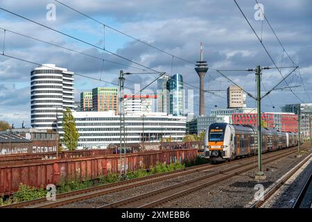 RE4 regionale per Aachen, RRX, Rhine-Ruhr Express, skyline del centro di Duesseldorf, Media Harbour, treno locale Foto Stock