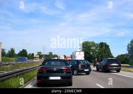 Autobahn A96, Baviera, Germania - 26 luglio 2024: I veicoli bloccano la corsia di soccorso sull'autostrada in caso di incidente. Un esempio di grave violazione del traffico che può ostacolare in modo significativo lo spiegamento dei servizi di soccorso *** Fahrzeuge blockieren die Rettungsgasse auf der Autobahn während eines Unfalls. Ein Beispiel für ein schwerwiegendes Verkehrsvergehen, das den Einsatz von Rettungskräften erheblich behindern kann Foto Stock