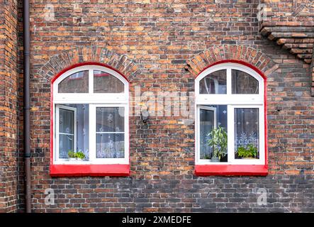 Residenze dei lavoratori di mattoni rossi, architettura del Nikiszowiec Historic Mining District, Katowice, Polonia Foto Stock