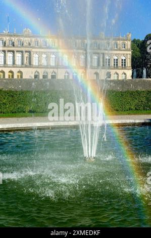 Arcobaleno nella Fontana di Latona, Fontana di Latona, fontana, parco del castello, castello di Herrenchiemsee, Herreninsel, Chiemsee, Chiemgau, alta Baviera Foto Stock