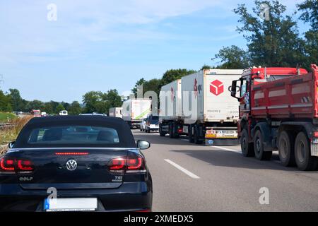 Autobahn A96, Baviera, Germania - 26 luglio 2024: I veicoli formano una corsia di salvataggio in un ingorgo stradale per liberare la strada ai veicoli di emergenza e consentire un'assistenza rapida in caso di incidente *** Fahrzeuge bilden eine Rettungsgasse im Stau auf der Autobahn, um Einsatzfahrzeugen den Weg freizumachen und schnelle Hilfe bei einem Unfall zu ermöglichen Foto Stock