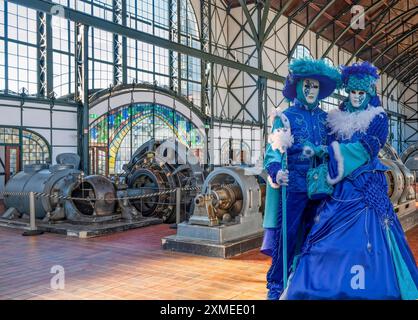 Sala macchine per miniere di carbone Zollern con figure di carnevale Dortmund Germania Foto Stock