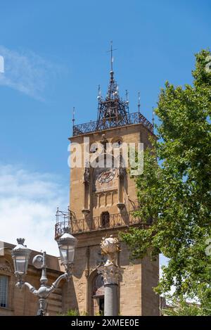 Storica torre dell'orologio nel centro storico di Aix-en-Provence, Provence-Alpes-Cote d'Azur, Francia Foto Stock