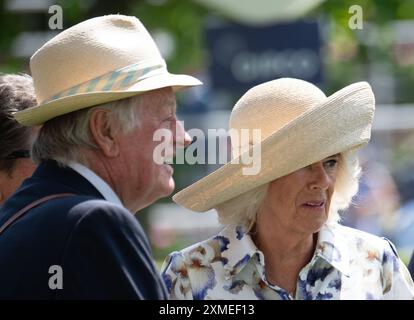 Sua Maestà la Regina Camilla era all'Ascot Racecourse oggi e chiacchierata con il suo ex marito (L) Brigadiere Andrew Parker Bowles al QIPCO King George Day mentre guardavano il cavallo della Regina nel Parade Ring. Crediti: Maureen McLean/Alamy Live News Foto Stock