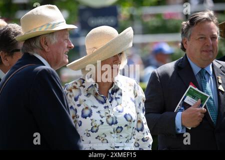 Sua Maestà la Regina Camilla era all'Ascot Racecourse oggi e chiacchierata con il suo ex marito (L) Brigadiere Andrew Parker Bowles al QIPCO King George Day mentre guardavano il cavallo della Regina nel Parade Ring. Crediti: Maureen McLean/Alamy Live News Foto Stock