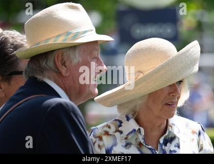 Sua Maestà la Regina Camilla era all'Ascot Racecourse oggi e chiacchierata con il suo ex marito (L) Brigadiere Andrew Parker Bowles al QIPCO King George Day mentre guardavano il cavallo della Regina nel Parade Ring. Crediti: Maureen McLean/Alamy Live News Foto Stock