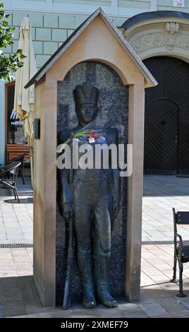 Una statua di una guardia cittadina e di una casa di guardia sorge sulla storica piazza principale di Bratislava, Hlavné námestie. Foto Stock