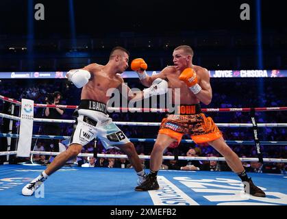 Dennis McCann (a destra) in azione contro Ionut Baluta all'O2 di Londra. Data foto: Sabato 27 luglio 2024. Foto Stock