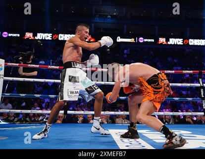 Dennis McCann (a destra) in azione contro Ionut Baluta all'O2 di Londra. Data foto: Sabato 27 luglio 2024. Foto Stock