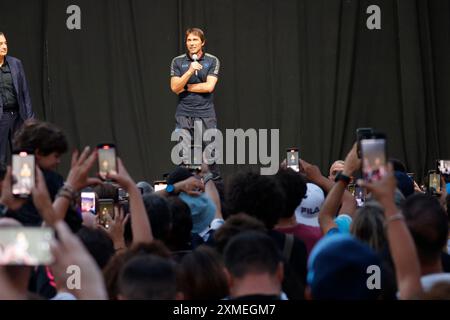 Castel di Sangro, Abbruzzo, Italia. 27 luglio 2024. Antonio Conte allenatore del Napoli incontra i tifosi durante il giorno 3 del training camp pre-stagionale della SSC Napoli allo Stadio Patini di Castel di Sangro, Italia, il 27 luglio 2024 (Credit Image: © Ciro De Luca/ZUMA Press Wire) SOLO USO EDITORIALE! Non per USO commerciale! Foto Stock