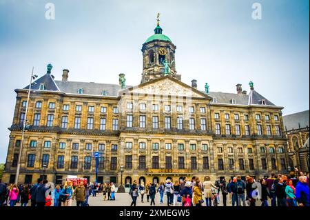 Il vivace centro di Amsterdam si snoda in Piazza Dam, un grande spazio aperto lastricato di mattoni rossi. Le folle si radunano tra edifici del XVII secolo, facendo di me Foto Stock