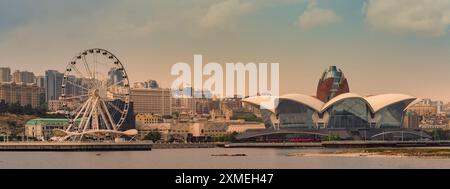 Una vista della ruota panoramica Baku Eye, situata vicino al centro commerciale Deniz a Baku, Azerbaigian Foto Stock
