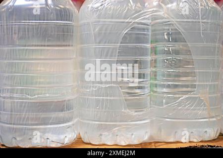 acqua potabile confezionata in contenitori di plastica sugli scaffali del supermercato Foto Stock