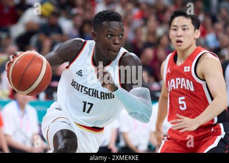 Lille, Francia. 27 luglio 2024. Il tedesco Dennis Schroder (L) gareggia durante la partita del gruppo B maschile di pallacanestro tra Germania e Giappone ai Giochi Olimpici di Parigi 2024 a Lille, in Francia, il 27 luglio 2024. Crediti: Meng Dingbo/Xinhua/Alamy Live News Foto Stock