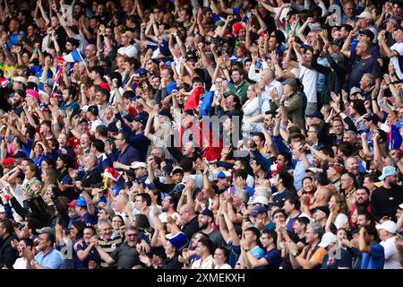 PARIGI, FRANCIA - LUGLIO 27: I tifosi francesi si scatenano durante la partita di playoff della Medaglia d'oro di rugby a 7 dei Giochi Olimpici di Parigi 2024 tra Francia e Figi allo Stade de France il 27 luglio 2024 a Parigi, Francia. (Foto di Pete Dovgan/Speed Media/Icon Sportswire) Foto Stock