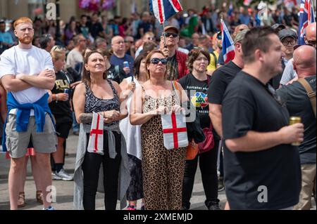 Londra, Regno Unito. 27 luglio 2024. I sostenitori di Tommy Robinson tengono bandiere inglesi durante il raduno a Trafalgar Square. I sostenitori dell'ex leader della EDL (English Defence League) e fondatore Tommy Robinson, vero nome Stephen Christopher Yaxley-Lennon, marciarono fino a Trafalgar Square per dimostrare contro quello che chiamano un "sistema di polizia a due livelli", l'immigrazione e il movimento LGBTQ. Una controdimostrazione è stata tenuta anche da vari gruppi. Credito: SOPA Images Limited/Alamy Live News Foto Stock