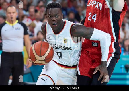 Lille, Francia. 27 luglio 2024. Il tedesco Dennis Schroder (R) gareggia durante la partita del gruppo B maschile di basket tra Germania e Giappone ai Giochi Olimpici di Parigi 2024 allo stadio Pierre Mauroy di Lille, in Francia, il 27 luglio 2024. Crediti: Meng Dingbo/Xinhua/Alamy Live News Foto Stock