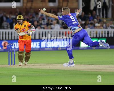 Londra, Regno Unito. 27 luglio 2024. Londra, Inghilterra, luglio 27 2024: Benny Howell (13 Birmingham Phoenix) e Olly Stone (9 London Spirit) durante la partita Hundred Group Stage tra London Spirit Men e Birmingham Phoenix Men al Lord's Cricket Ground di Londra, Inghilterra. (Jay Patel/SPP) credito: SPP Sport Press Photo. /Alamy Live News Foto Stock