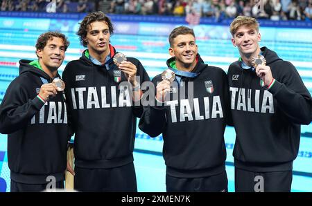 Parigi, Francia. 27 luglio 2024. Olympia, Parigi 2024, nuoto, Paris la Defense Arena, 4x100 m stile libero, staffetta, uomini, finale, la staffetta italiana con Alessandro Miressi, Thomas Ceccon, Paolo Conte Bonin e Manuel frigo mostra la medaglia di bronzo dopo la premiazione. Crediti: Michael Kappeler/dpa/Alamy Live News Foto Stock